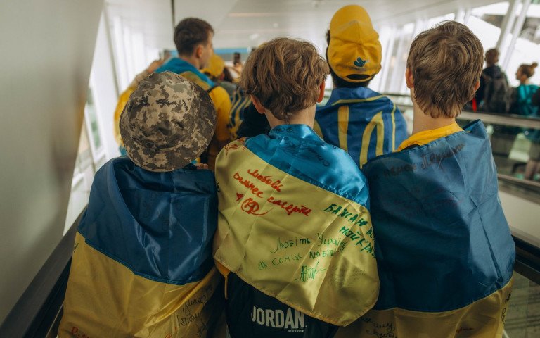 діти з прапорами на плечах